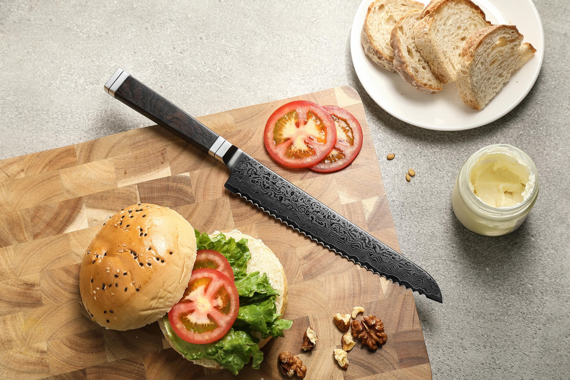 Brotmesser XinZuo Ji X08E auf dem Schneidebrett