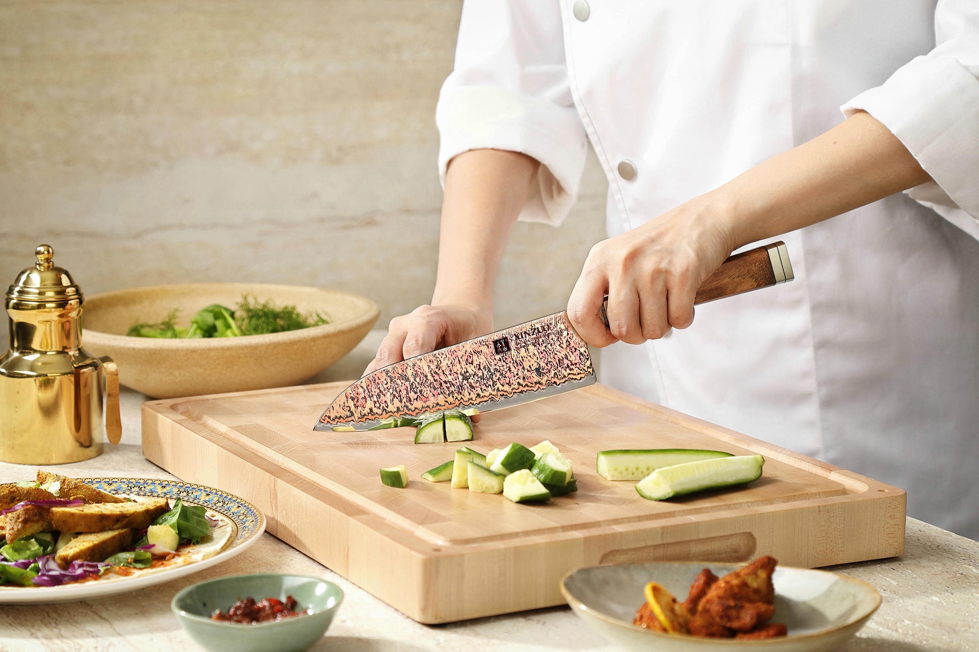 Schneiden mit dem Santoku Messer XinZuo Ji X08C