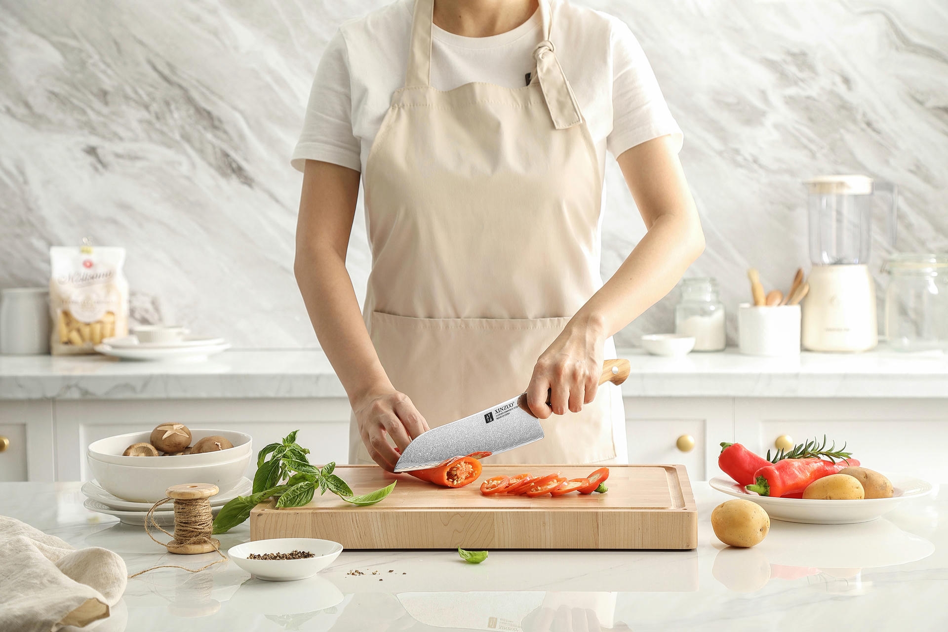 Schneiden mit dem Santoku Messer XinZuo Pin X02O