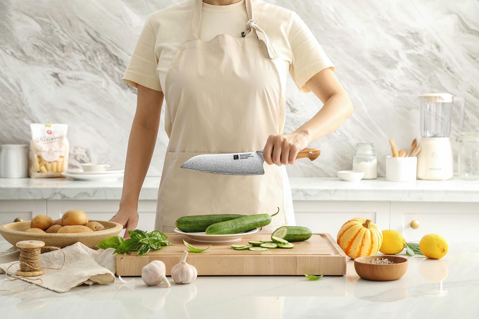 Santoku Messer XinZuo Pin X02O in der Hand