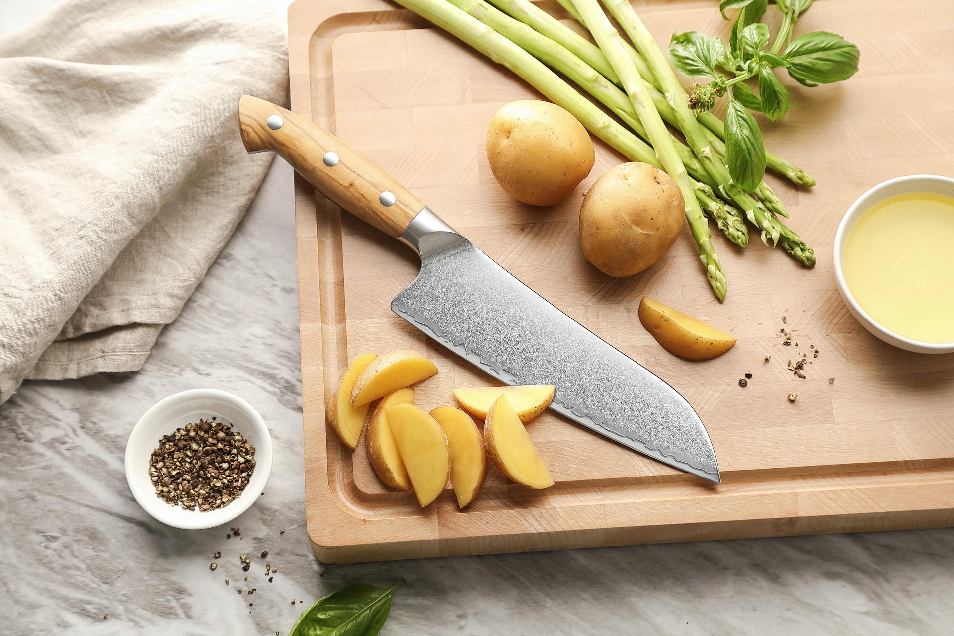 Santoku Messer XinZuo Pin X02O auf dem Schneidebrett