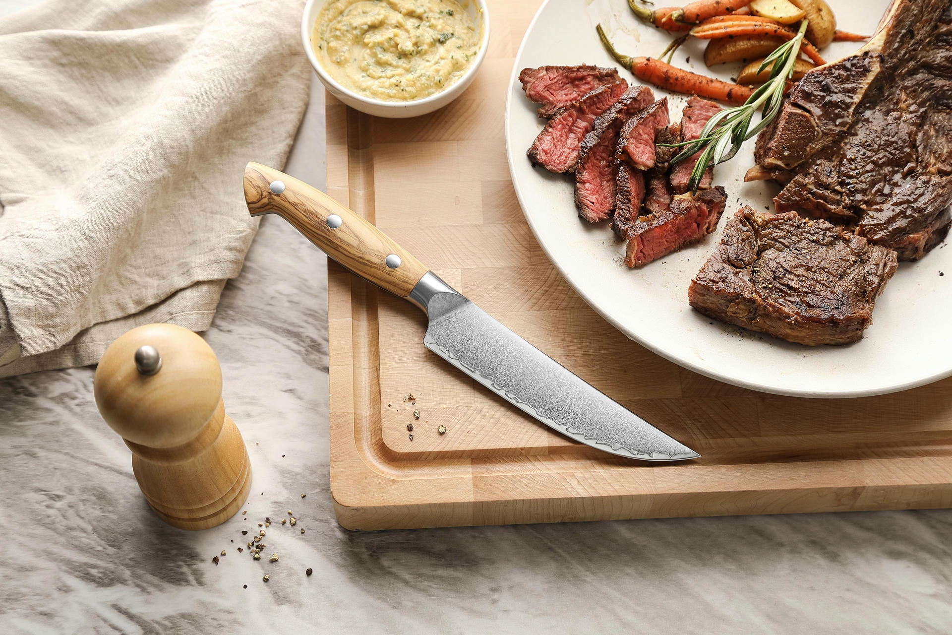 Steakmesser XinZuo Pin X02O auf dem Schneidebrett