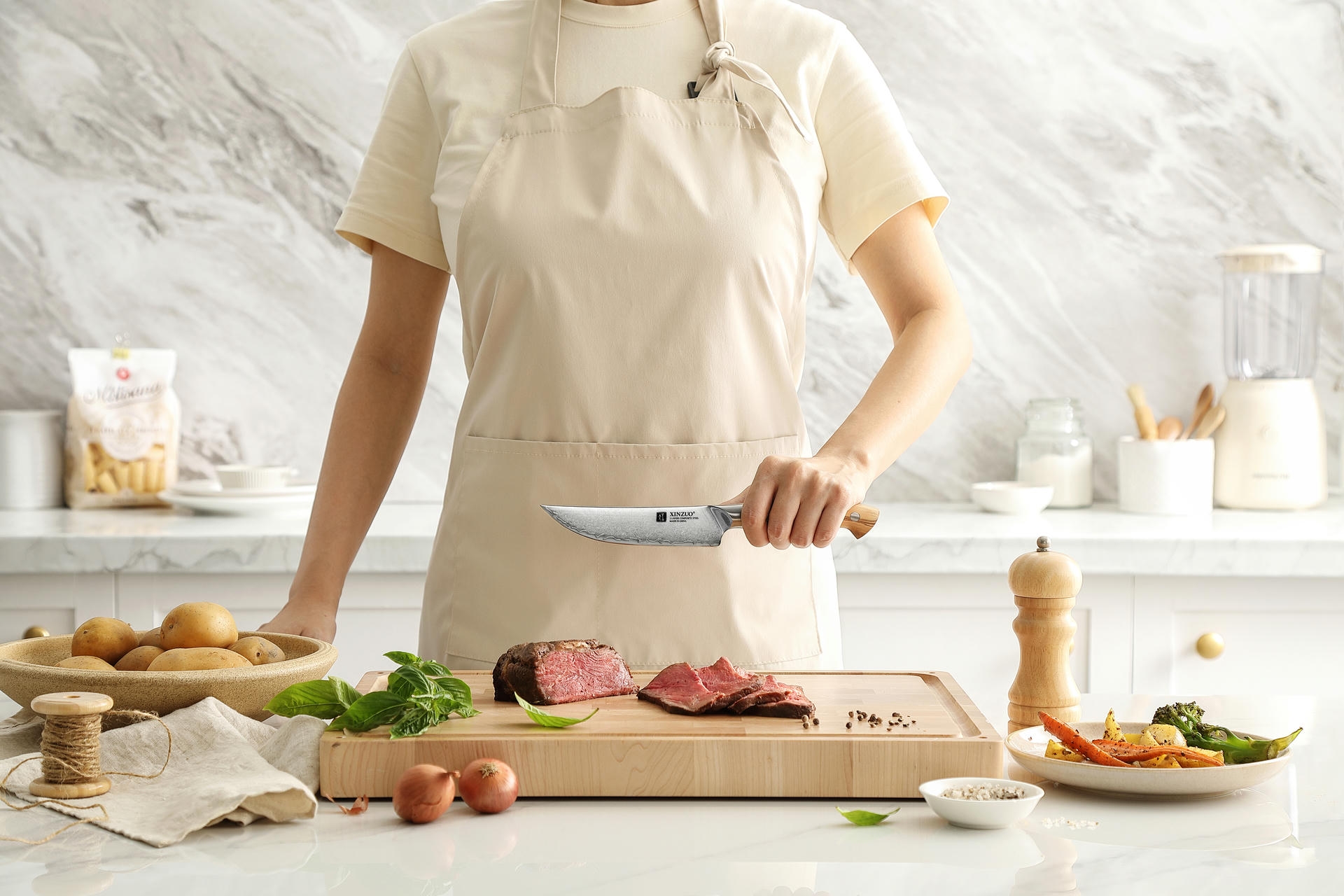 Steakmesser XinZuo Pin X02O in der Hand