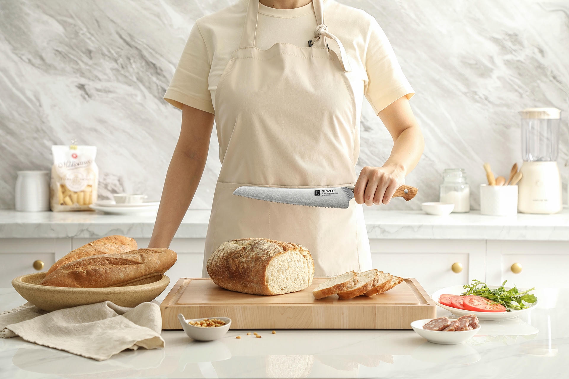 Brotmesser XinZuo Pin X02O in der Hand
