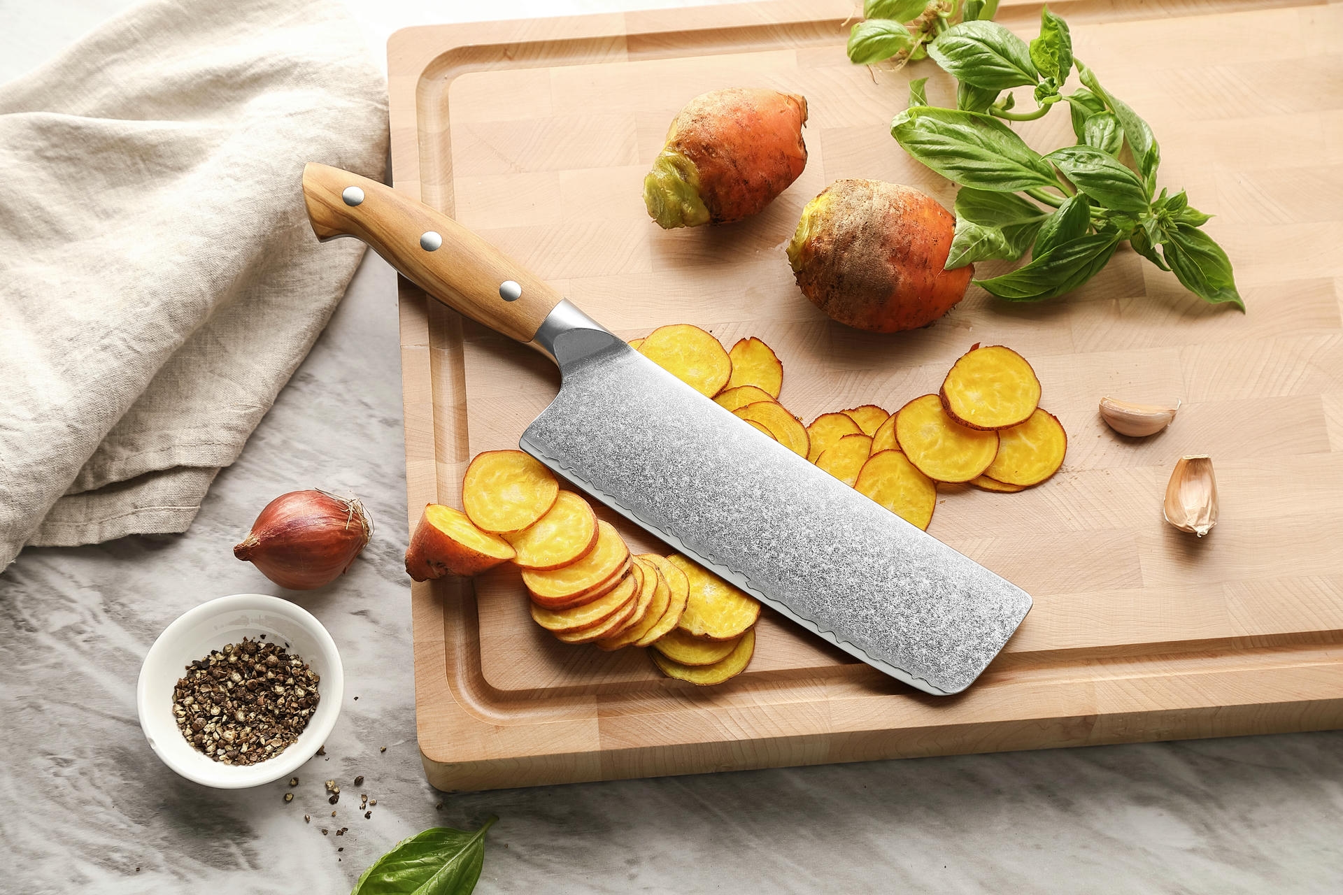Nakiri messer XinZuo Pin X02O auf dem Schneidebrett