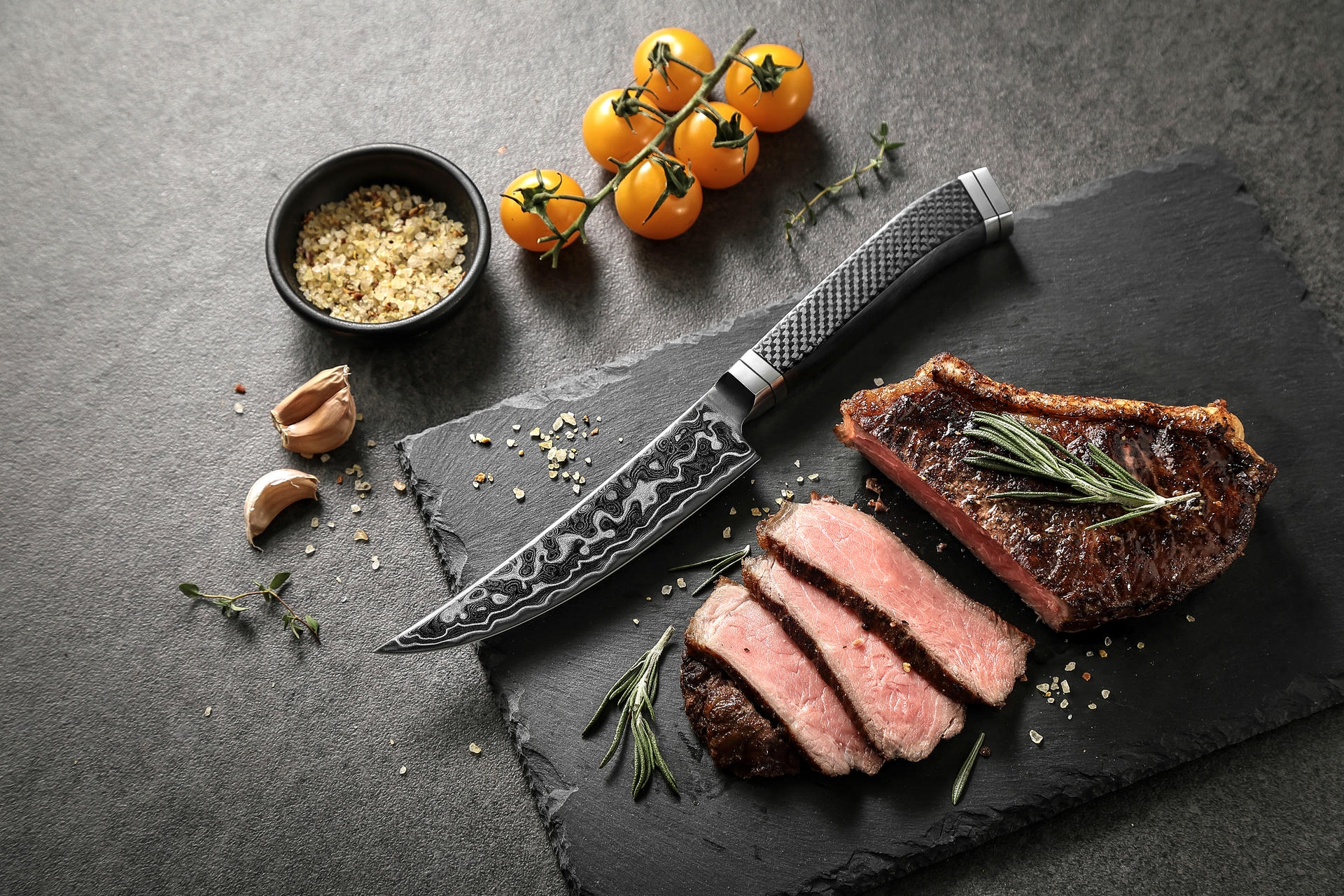 Steakmesser HezHen X10 auf dem Schneidebrett