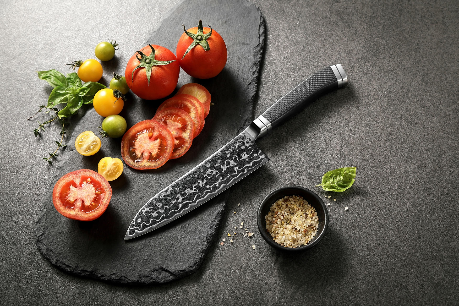 Santoku Messer HezHen X10 auf dem Schneidebrett