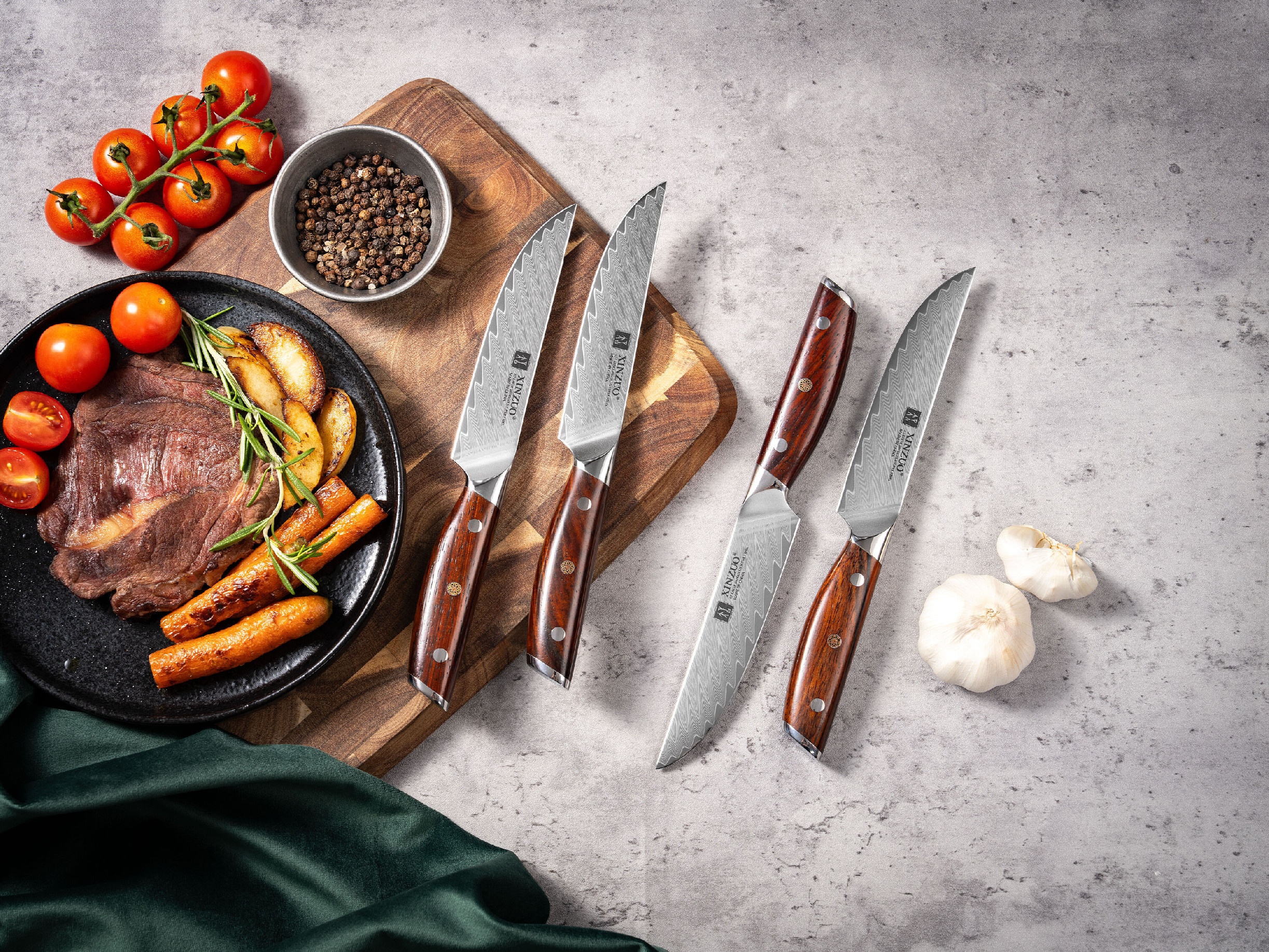 Steakmesserset XinZuo Yi B27 auf dem Schneidebrett