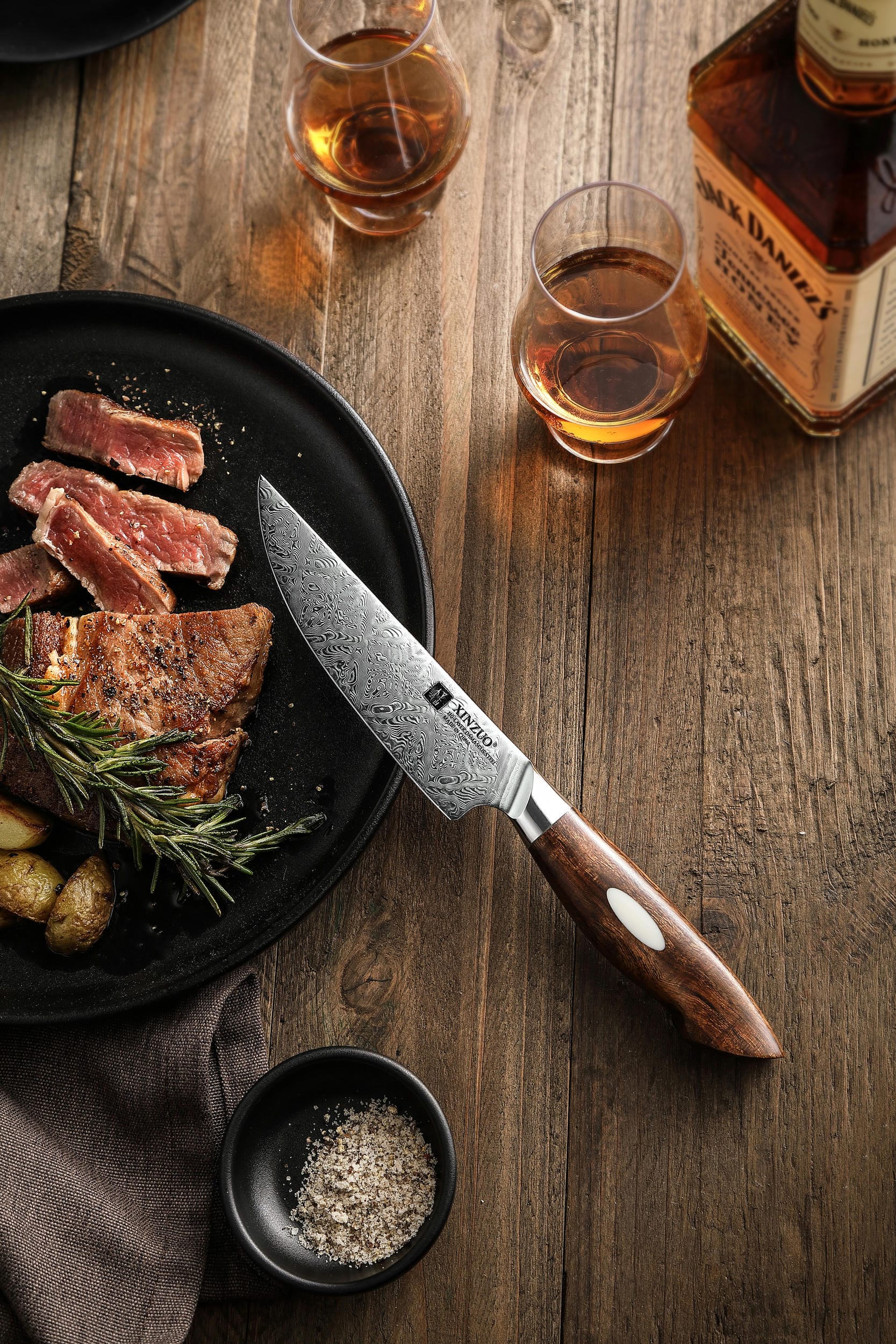 Steakmesser-Set XinZuo Jiang B46D auf dem Schneidebrett