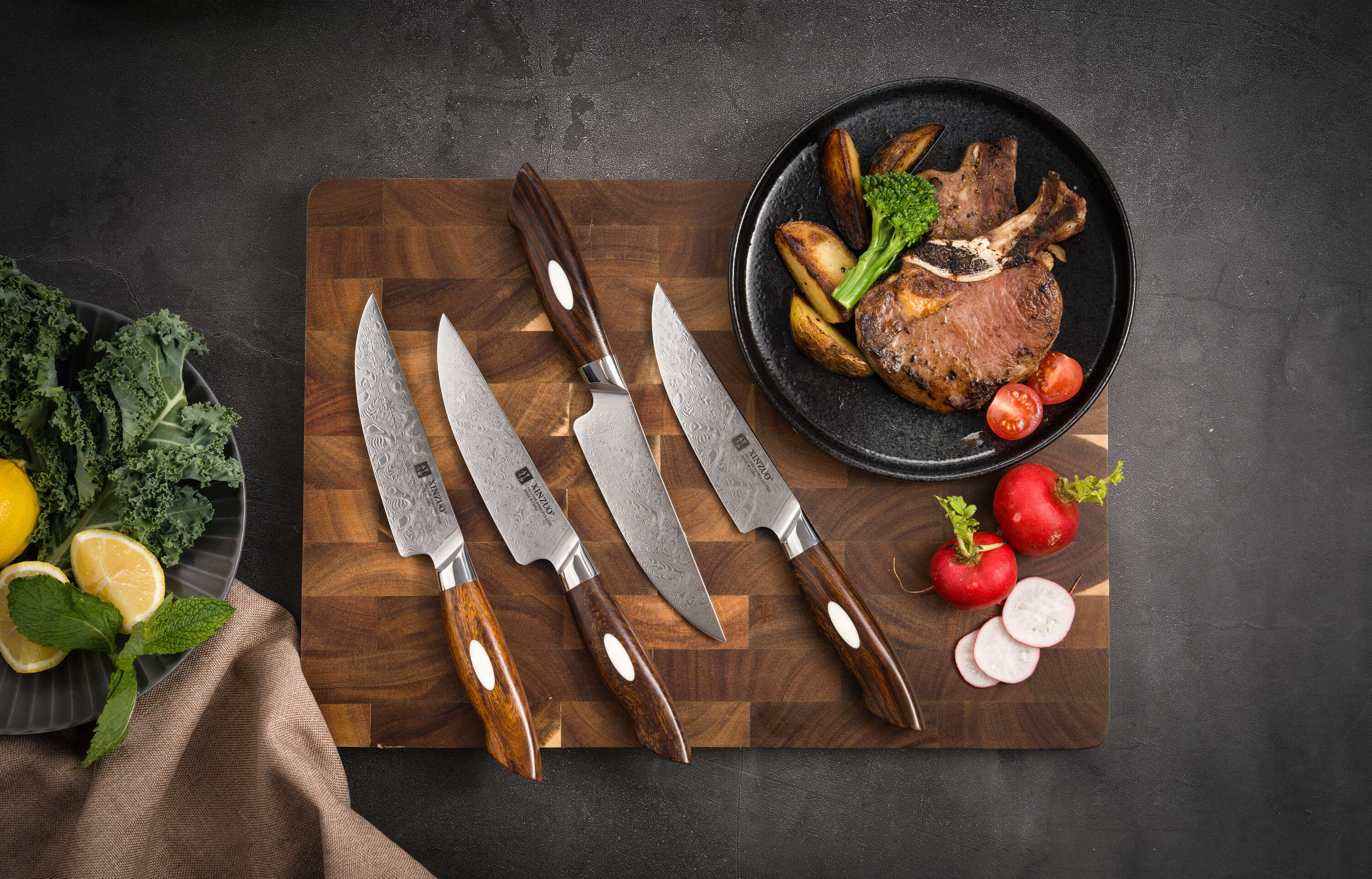 Steakmesser-Set XinZuo Jiang B46D auf dem Schneidebrett