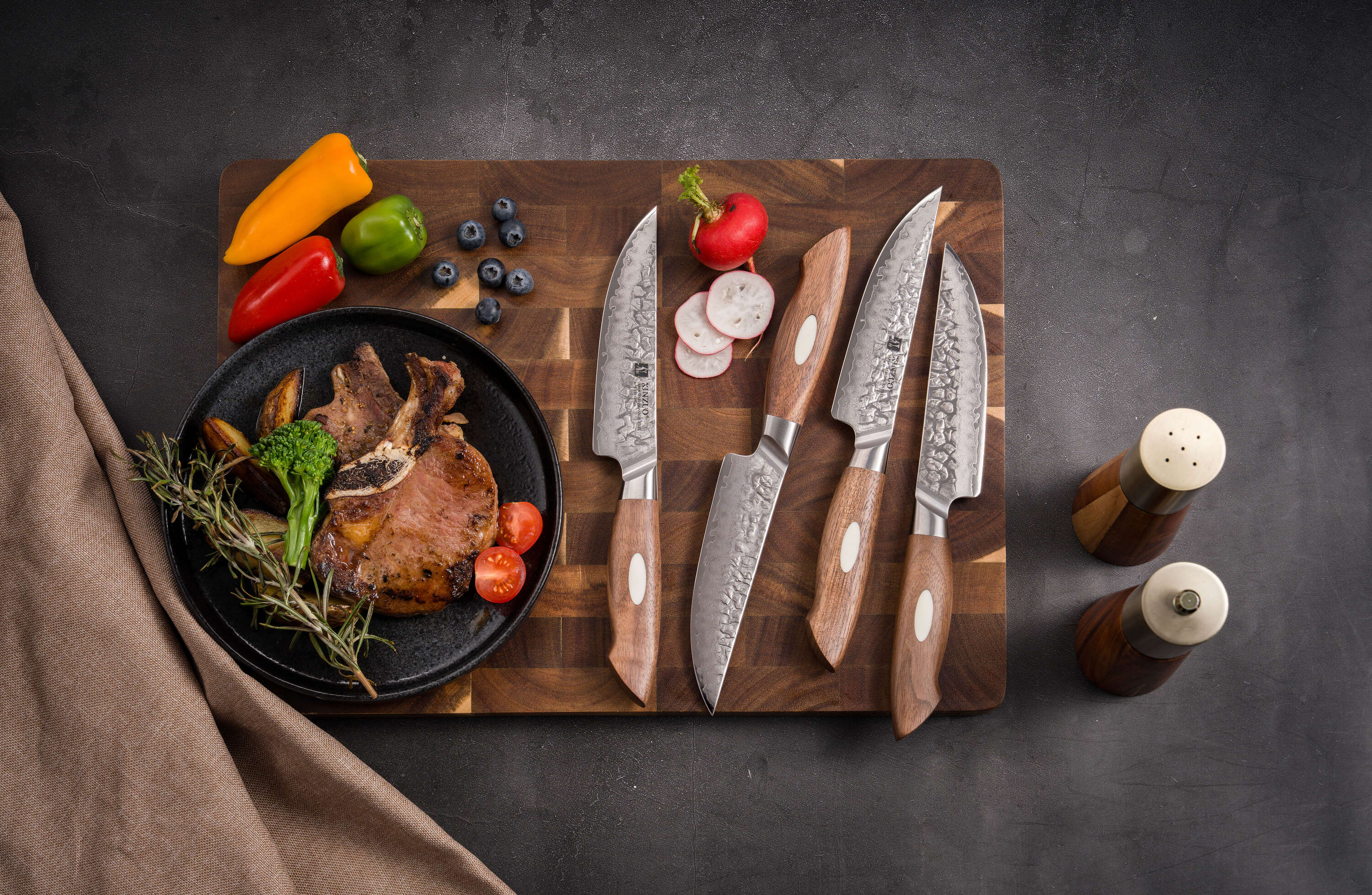 Steakmesser-Set XinZuo Jiang B46W auf dem Schneidebrett