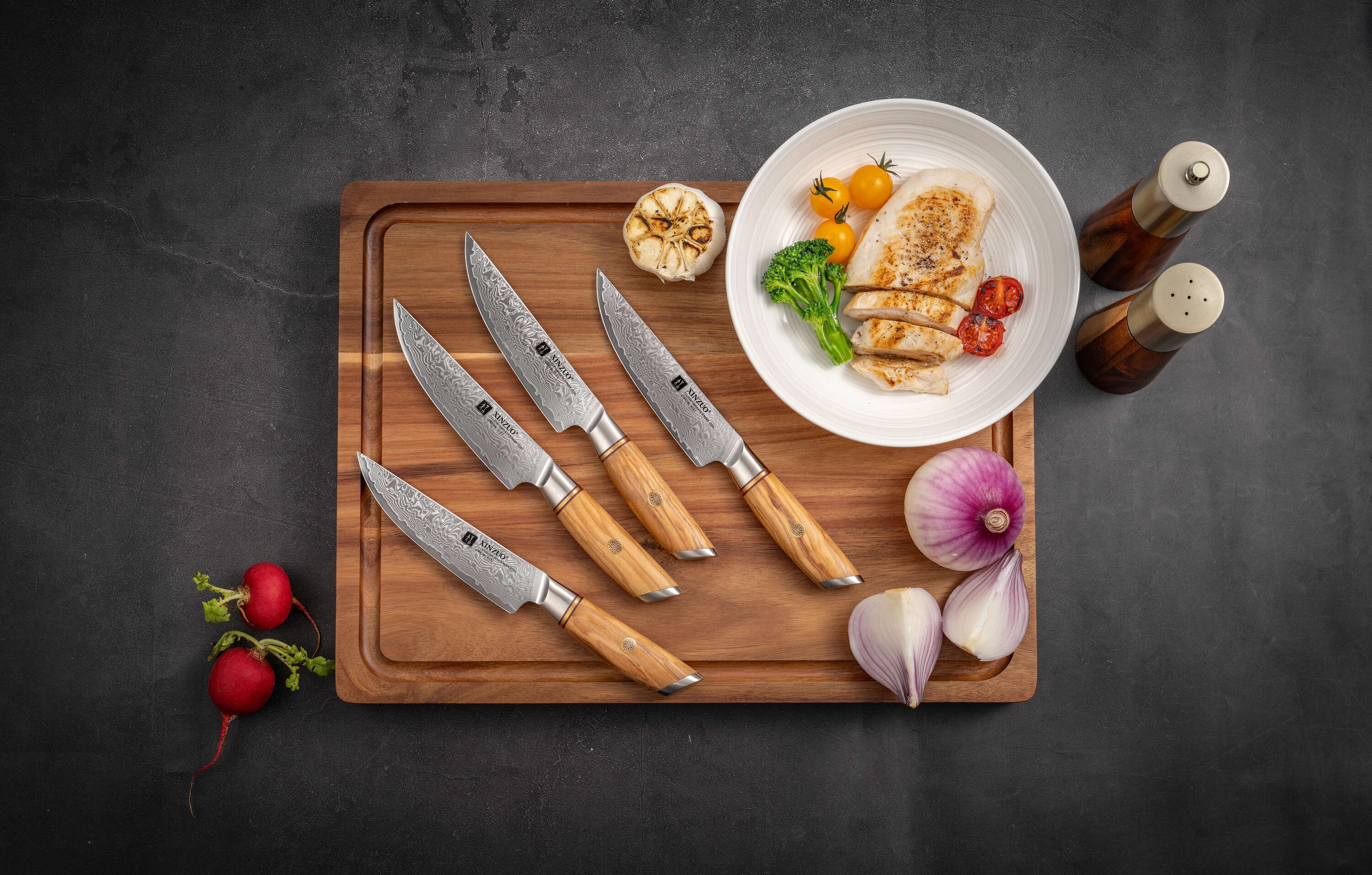 Steakmesser-Set XinZuo Lan B37 auf dem Schneidebrett