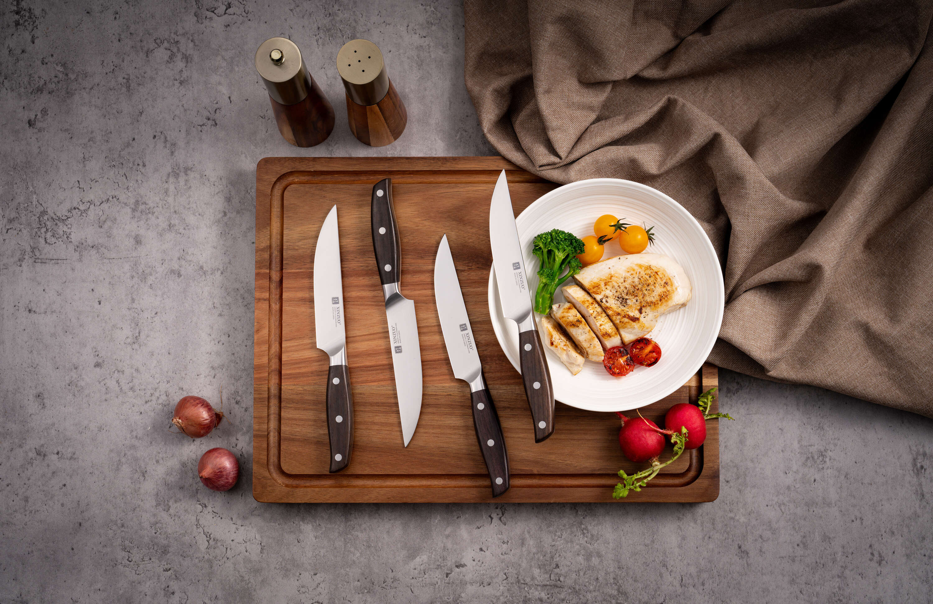 Steakmesser-Set XinZuo Zhi B35 auf dem Schneidebrett