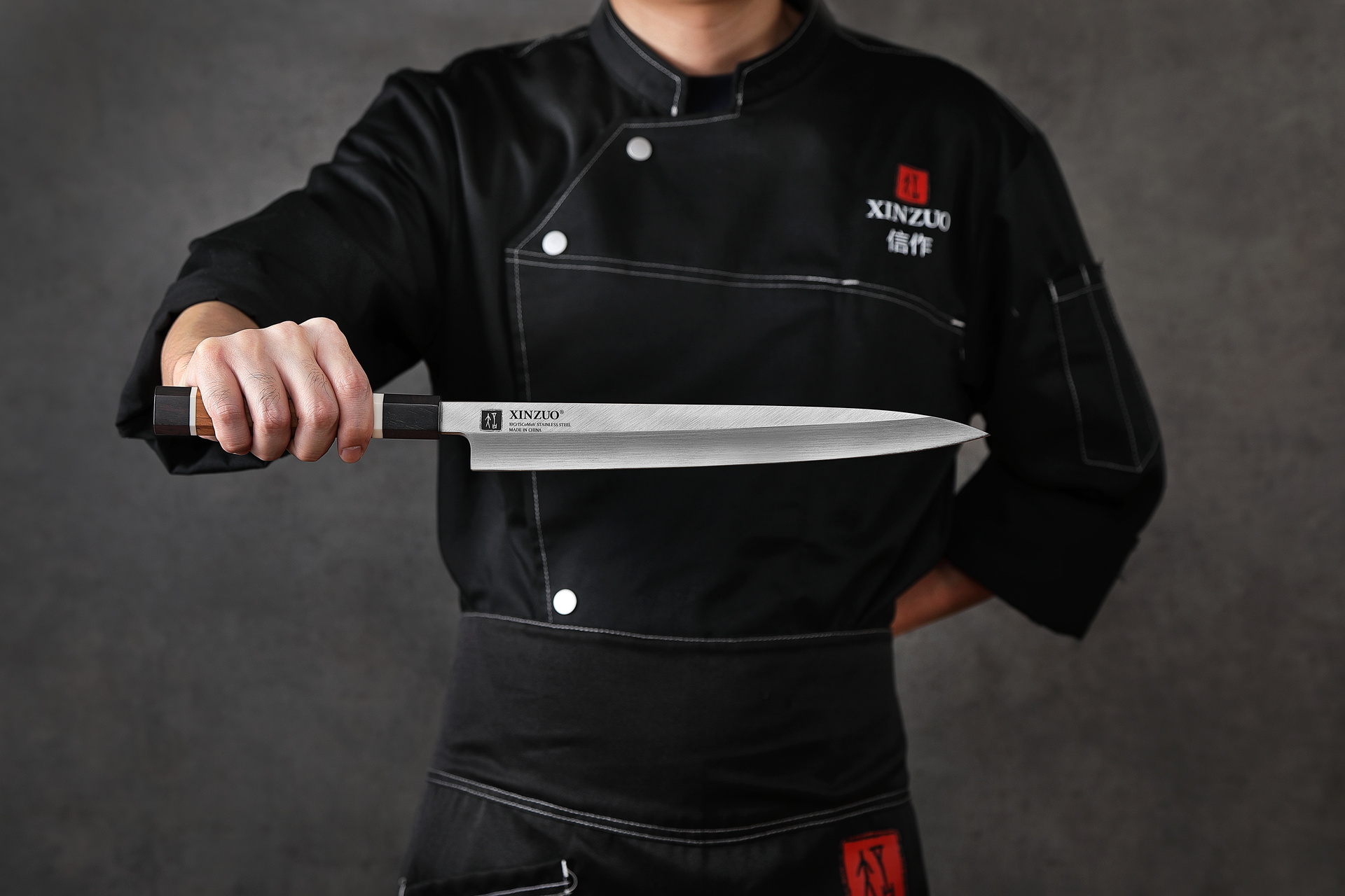Sashimi Messer F3S 27 cm in der Hand