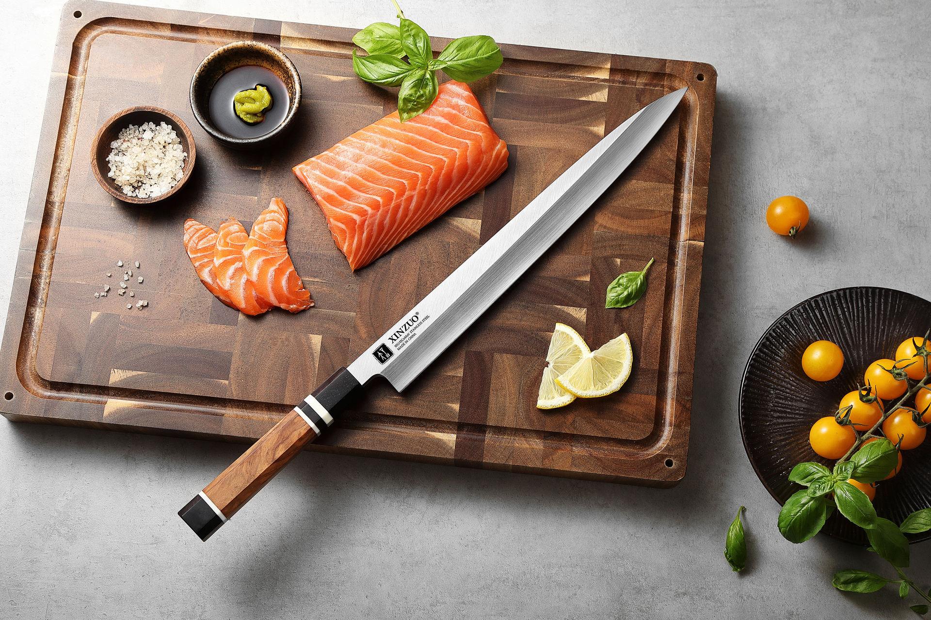 XinZuo Sashimi Messer F3S 30 cm auf dem Schneidebrett