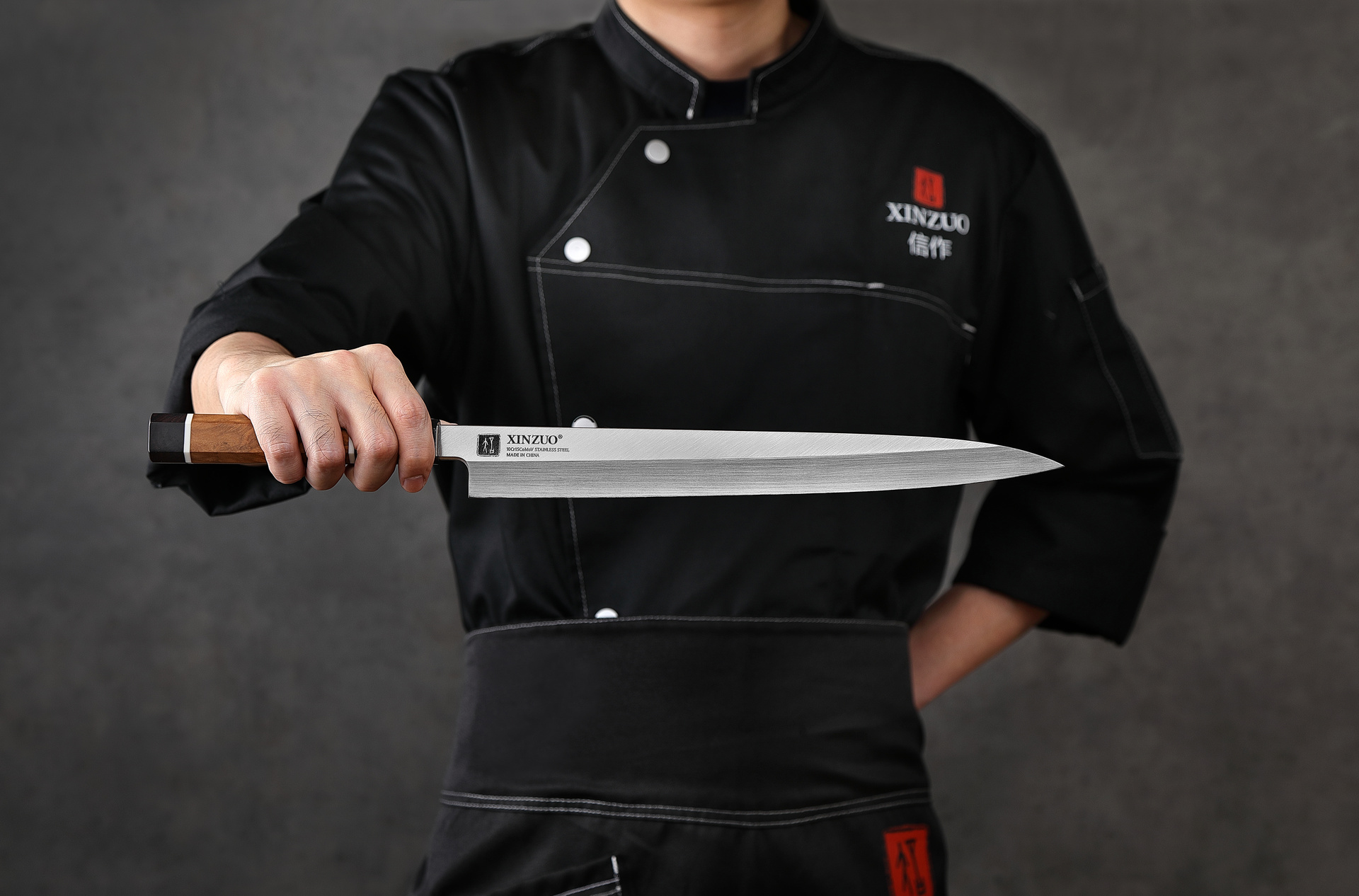 XinZuo Sashimi Messer F3S 30 cm in der Hand