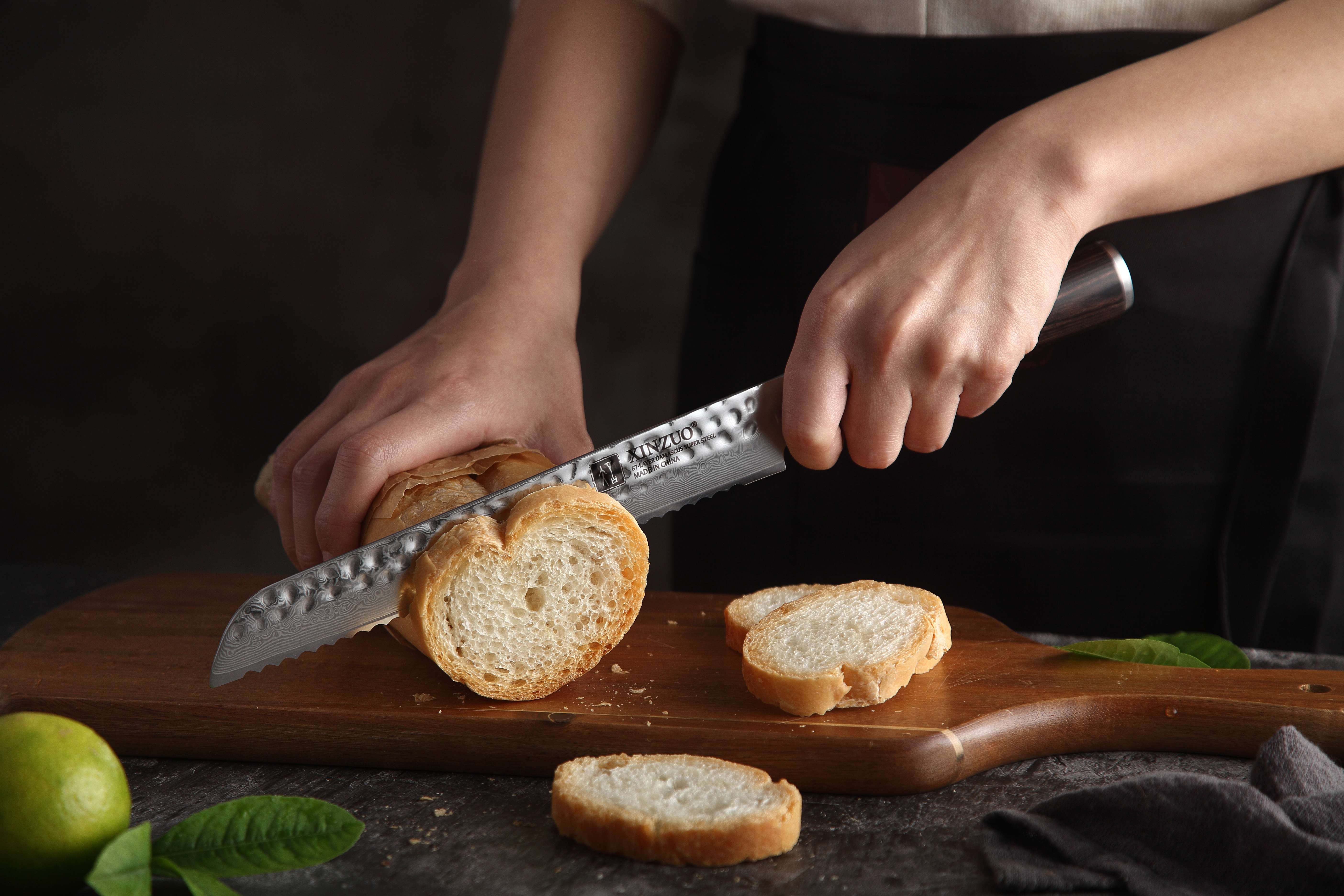 Schneiden von Gebäck mit dem Brotmesser XinZuo He B1H