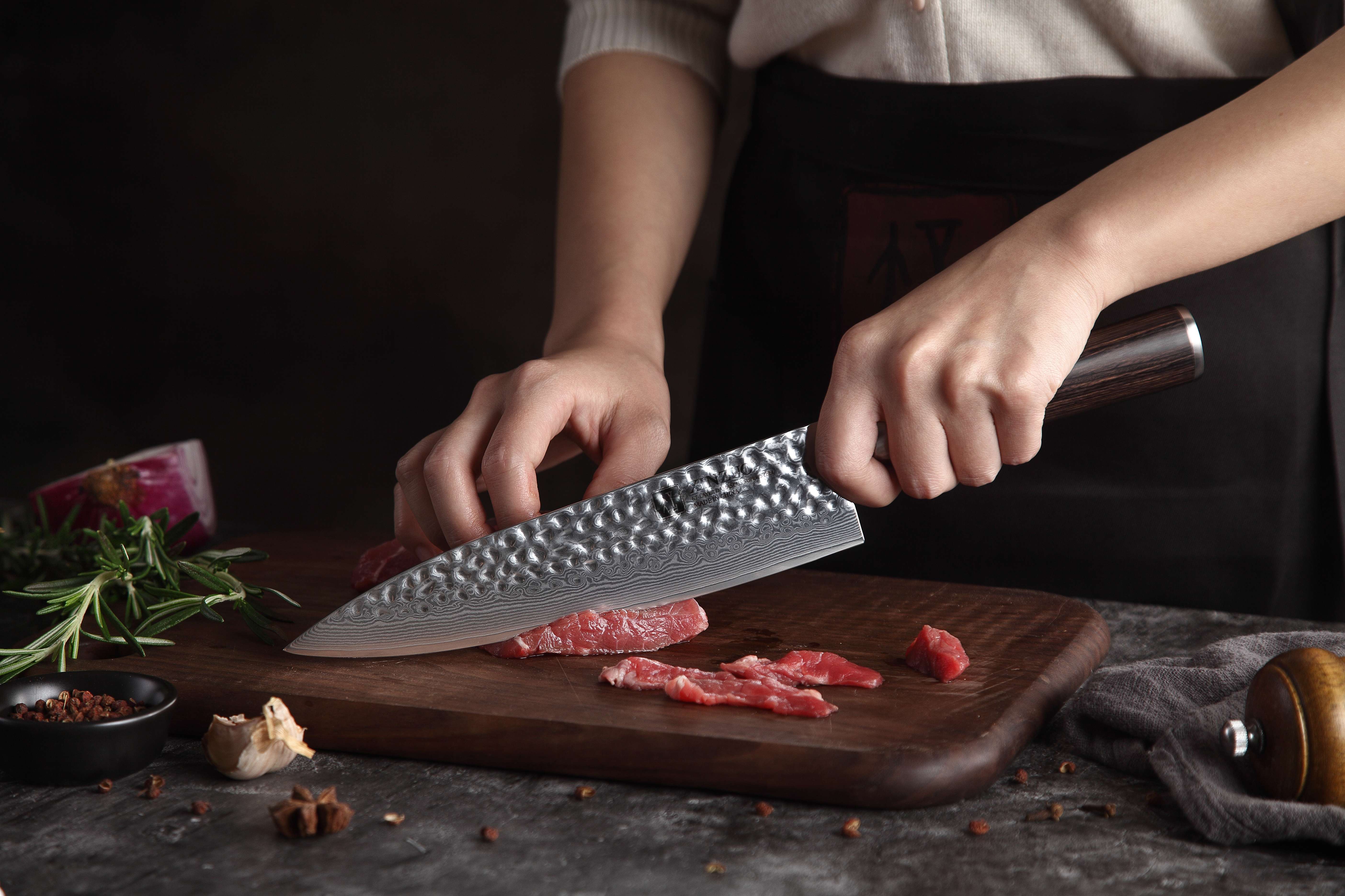 Schneiden mit dem Kochmesser XinZuo He B1H