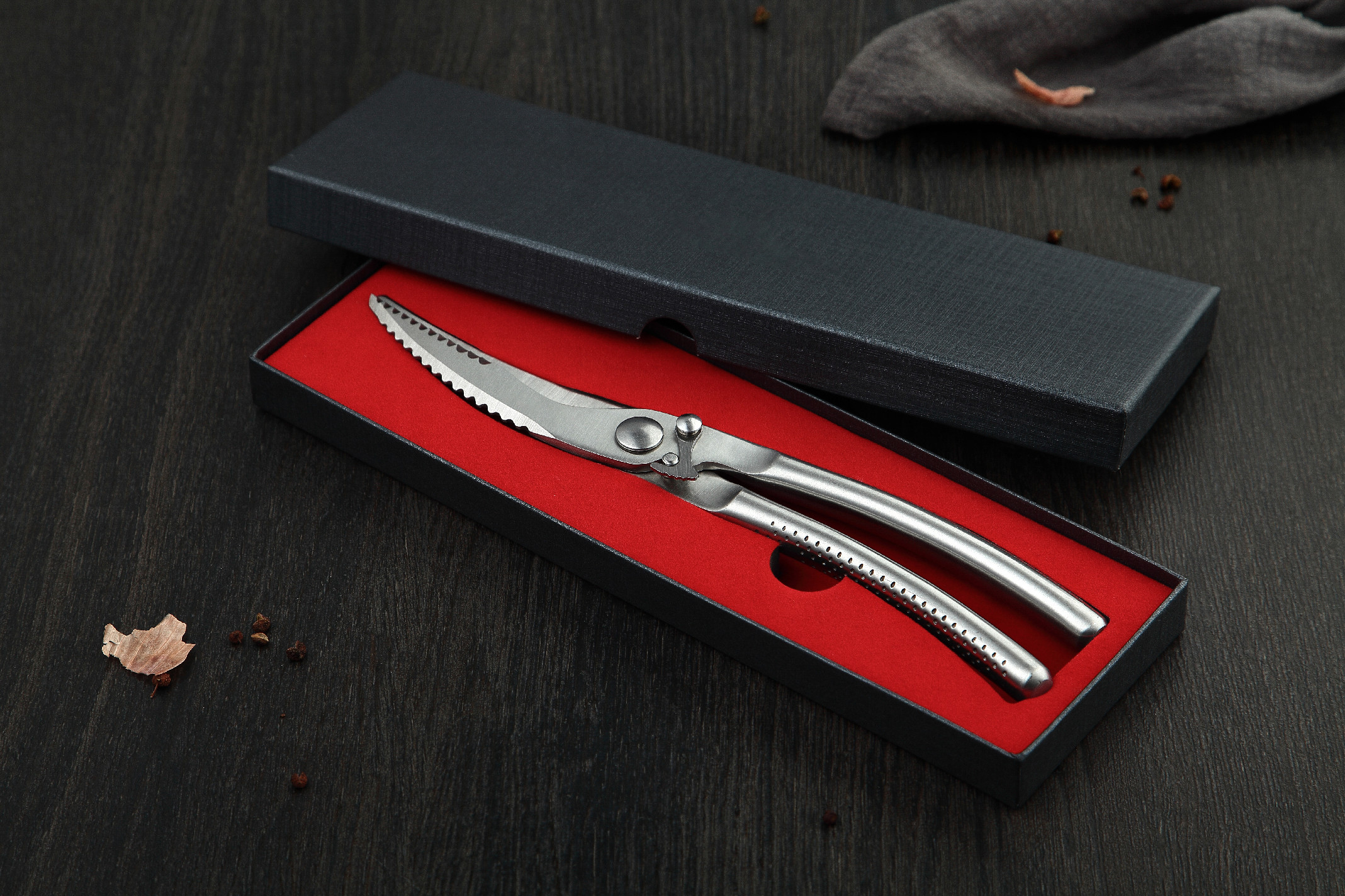 Die Schere in einer Geschenkbox