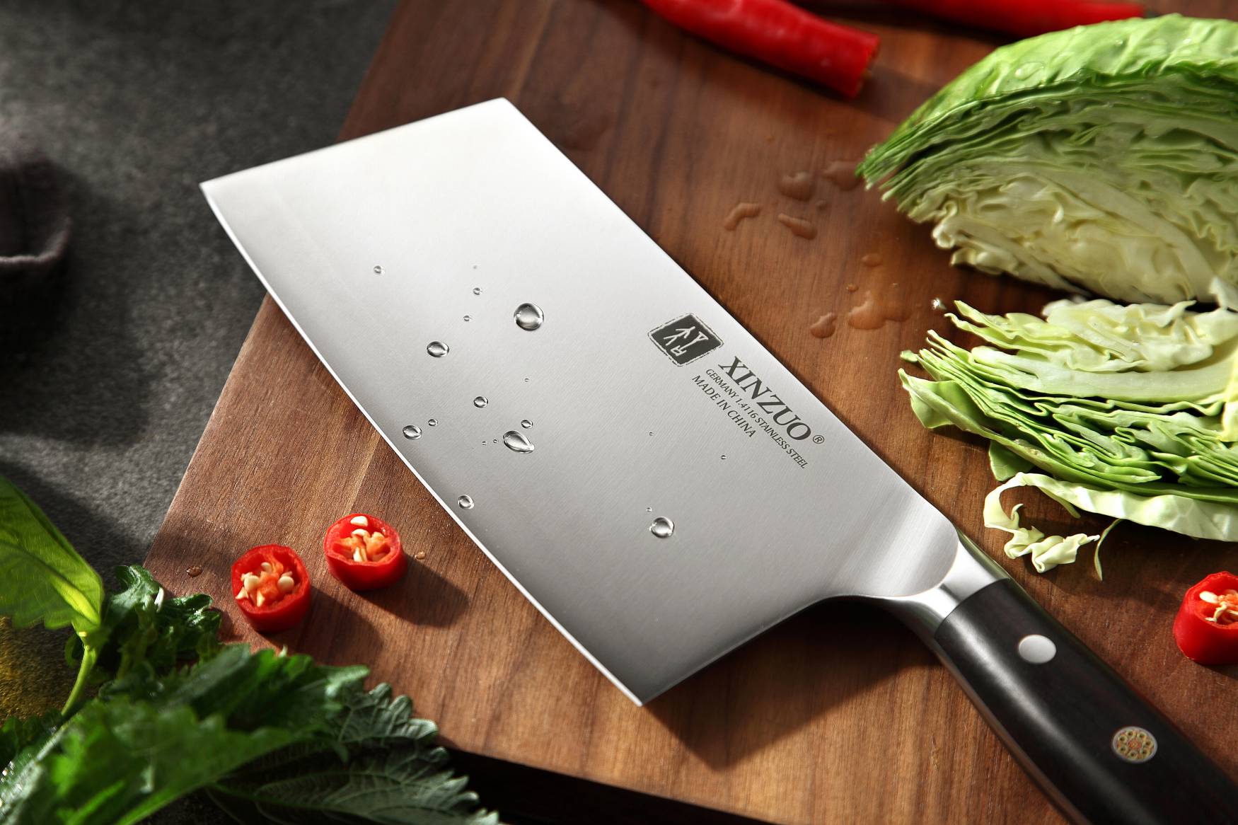 Messer TAO XinZuo B13S auf dem Schneidebrett