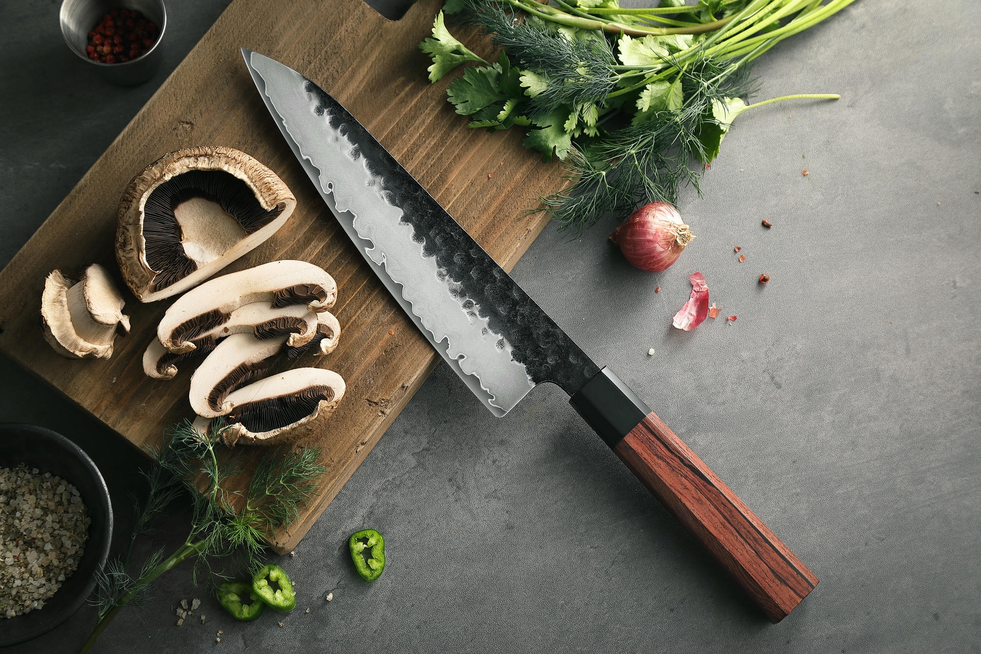 Kochmesser HEZHEN PM8S auf dem Schneidebrett