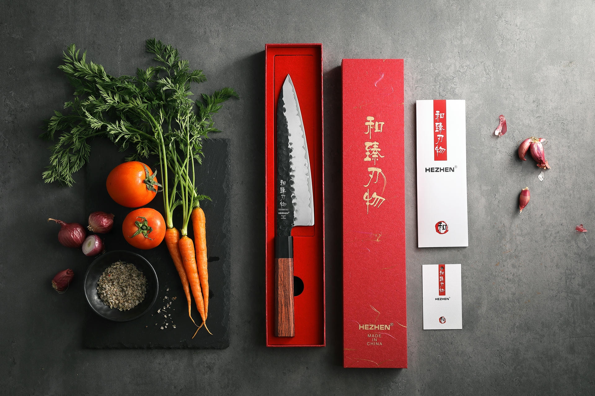 Das Kochmesser HEZHEN PM8S, 8,3-Zoll ist in einer roten, luxuriösen Geschenkbox verpackt