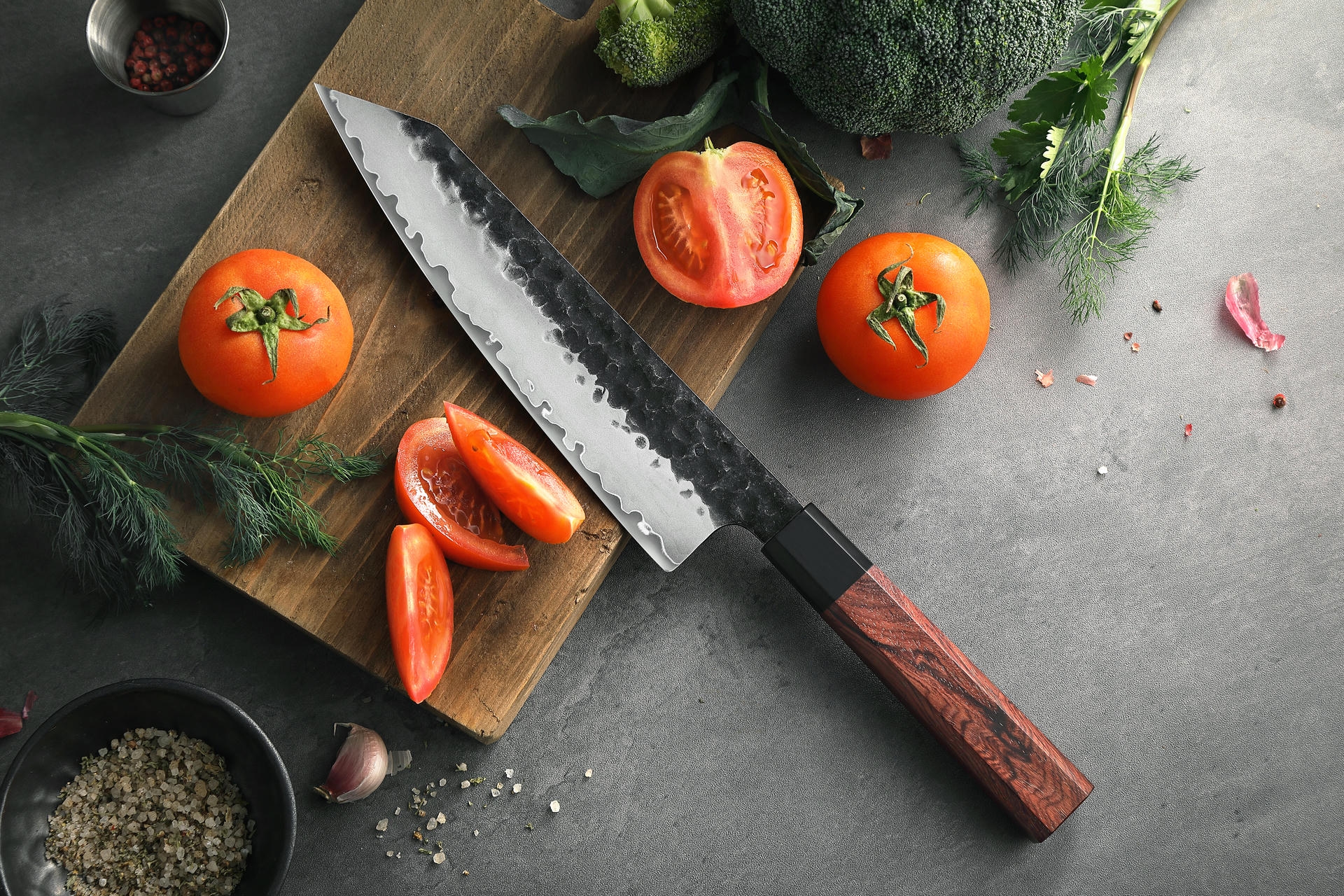 Kochmesser HEZHEN PM8S auf dem Schneidebrett