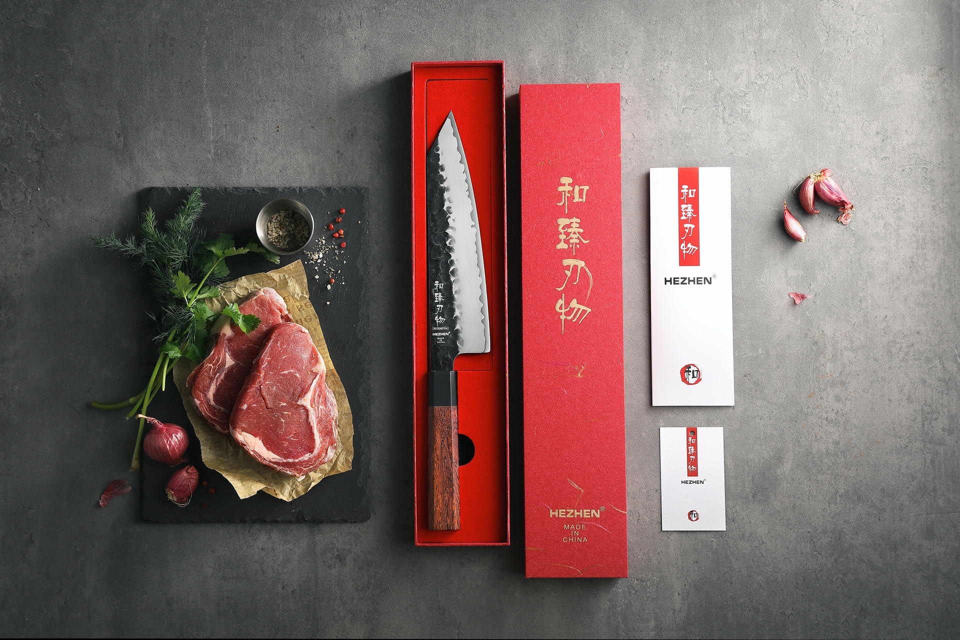 Das Kochmesser HEZHEN PM8S, 8,3-Zoll ist in einer roten, luxuriösen Geschenkbox verpackt