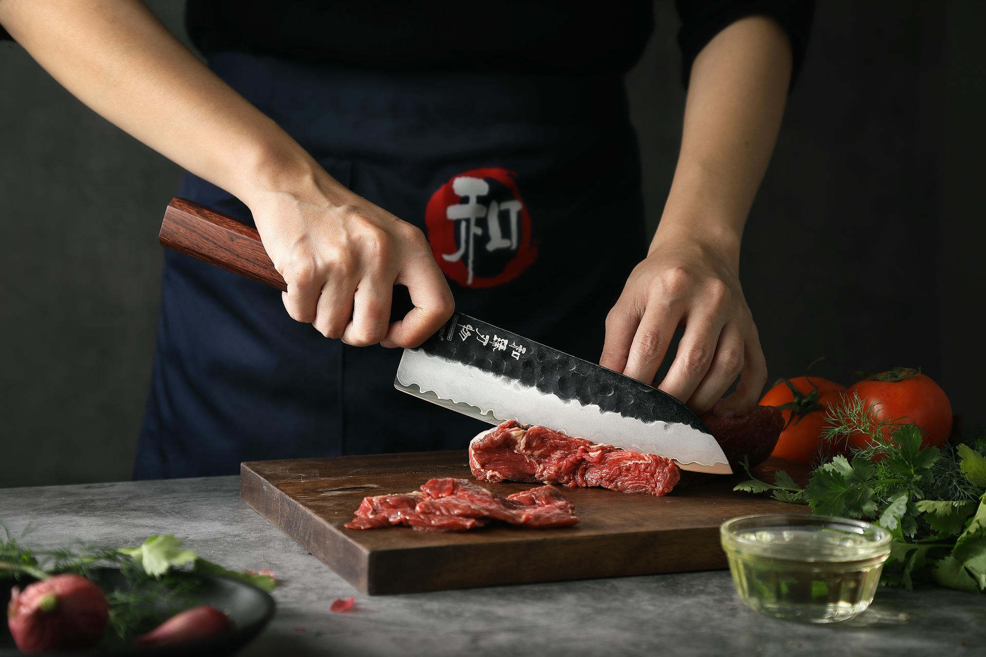 Schneiden mit dem Santoku Messer HEZHEN PM8S