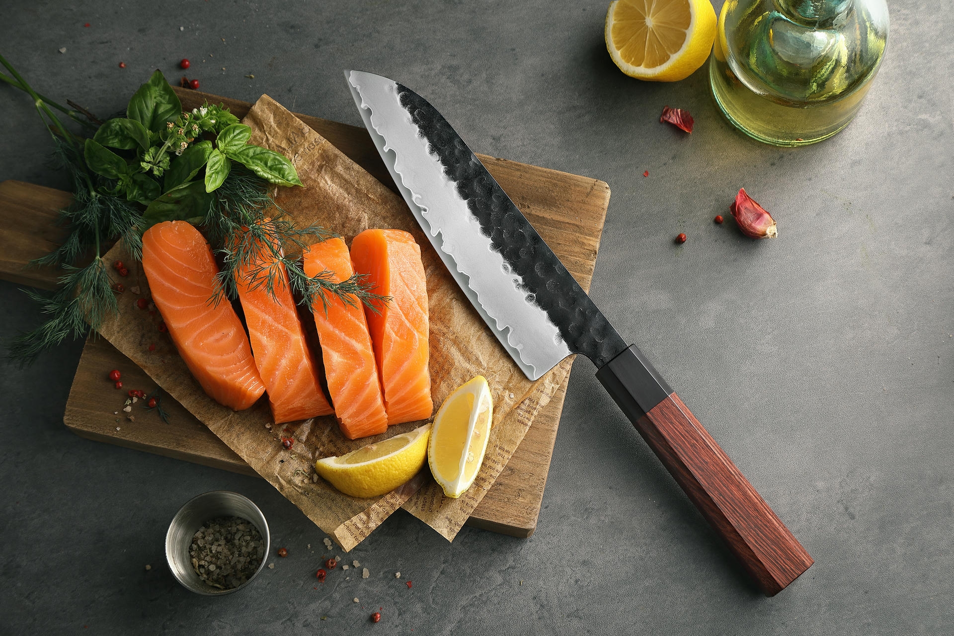 Santoku Messer HEZHEN PM8S auf dem Schneidebrett