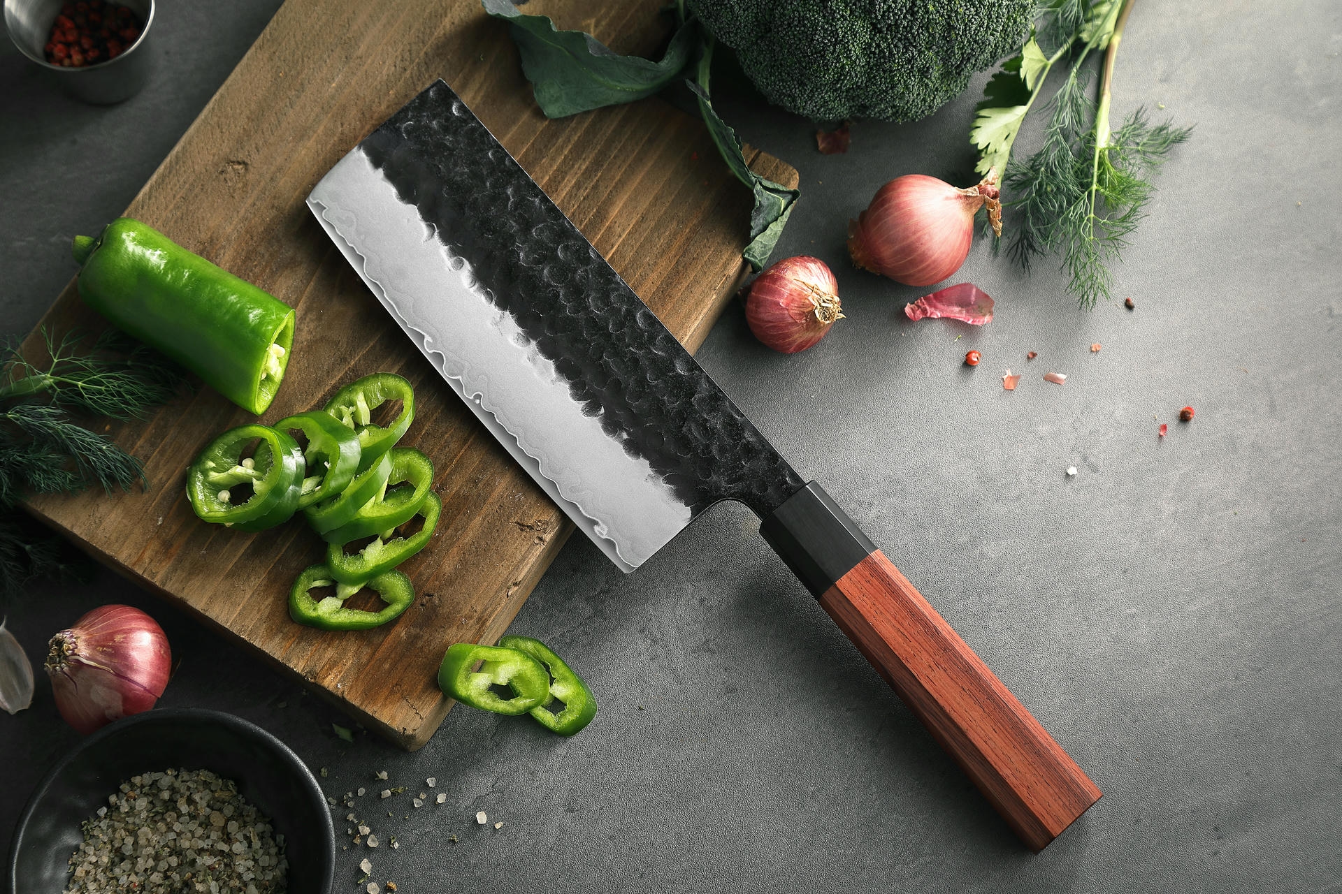 Nakiri Messer HEZHEN PM8S auf dem Schneidebrett