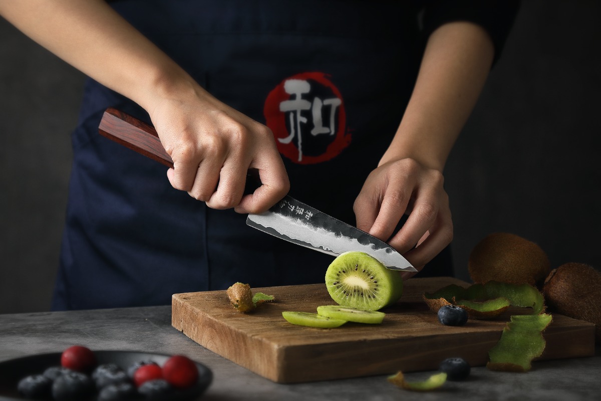 Gemüsemesser HEZHEN PM8S auf dem Schneidebrett