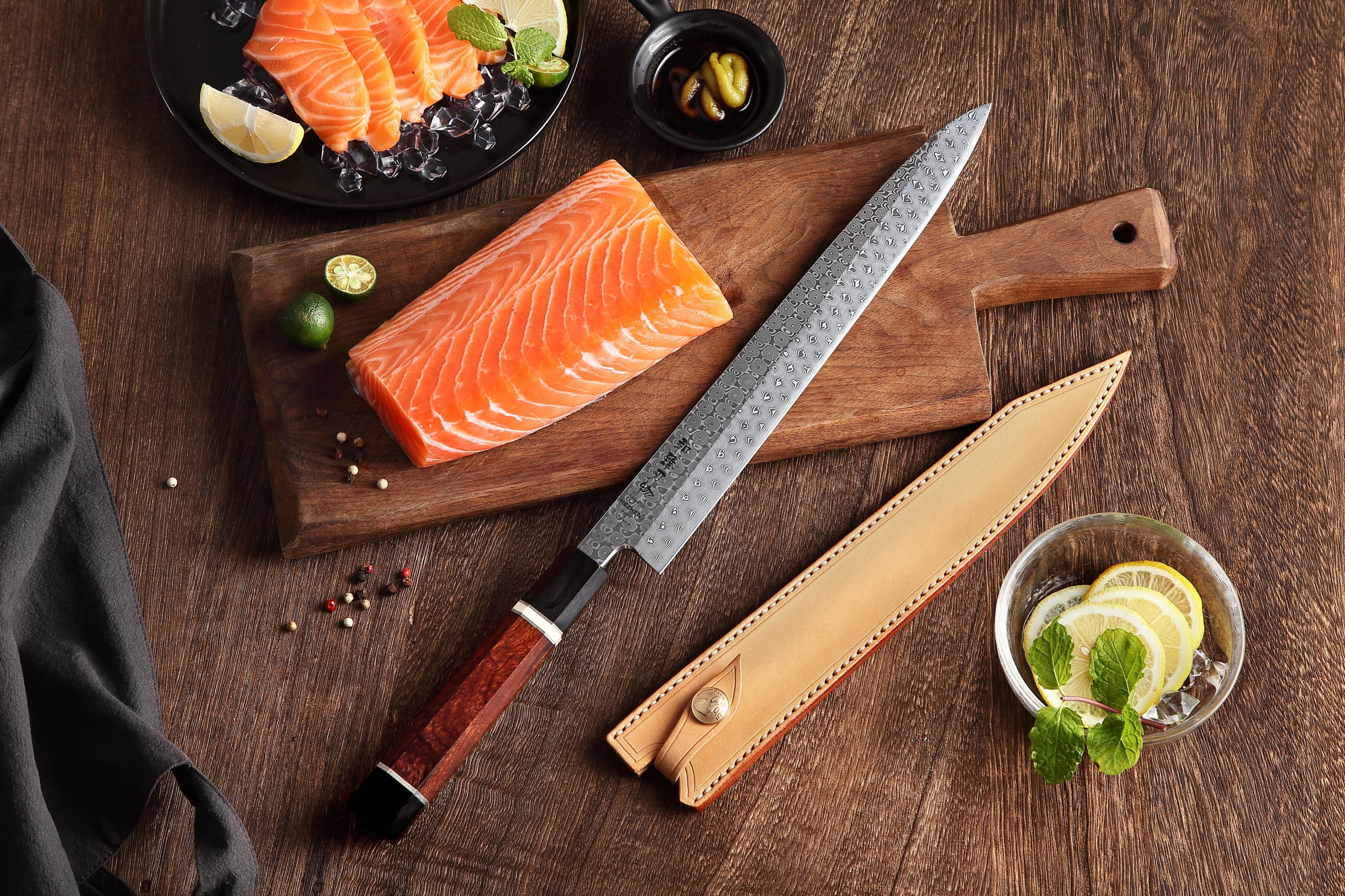 Sashimi Messer HEZHEN F3 auf dem Schneidebrett