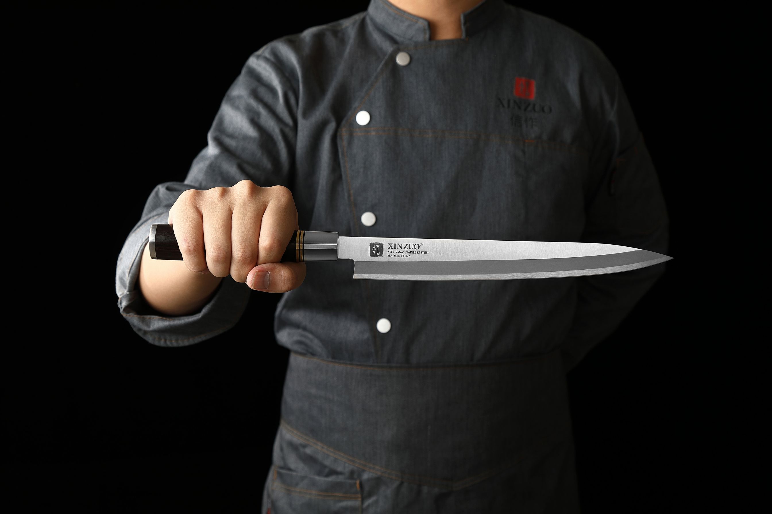 XinZuo Sashimi Messer in der Hand