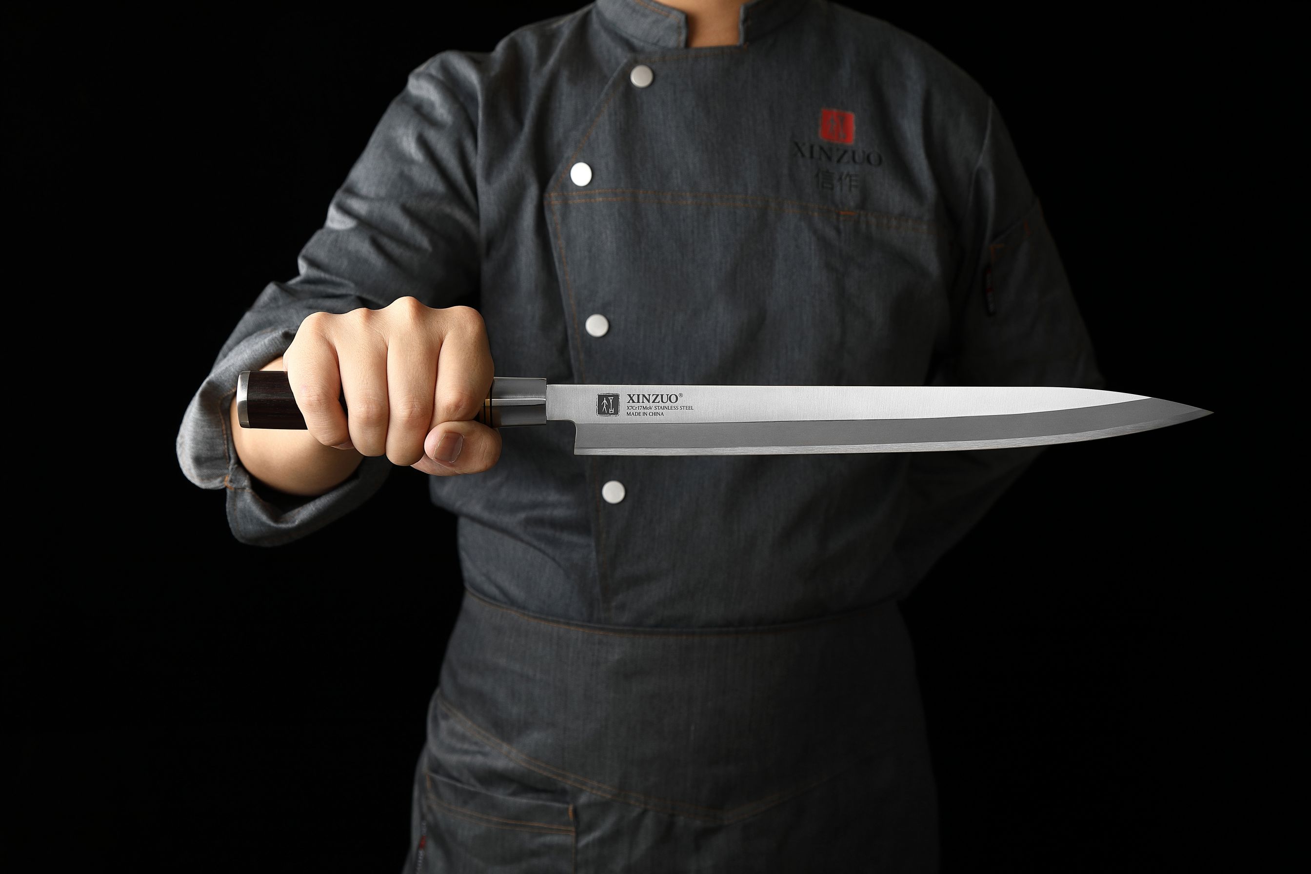 Sashimi Messer in der Hand