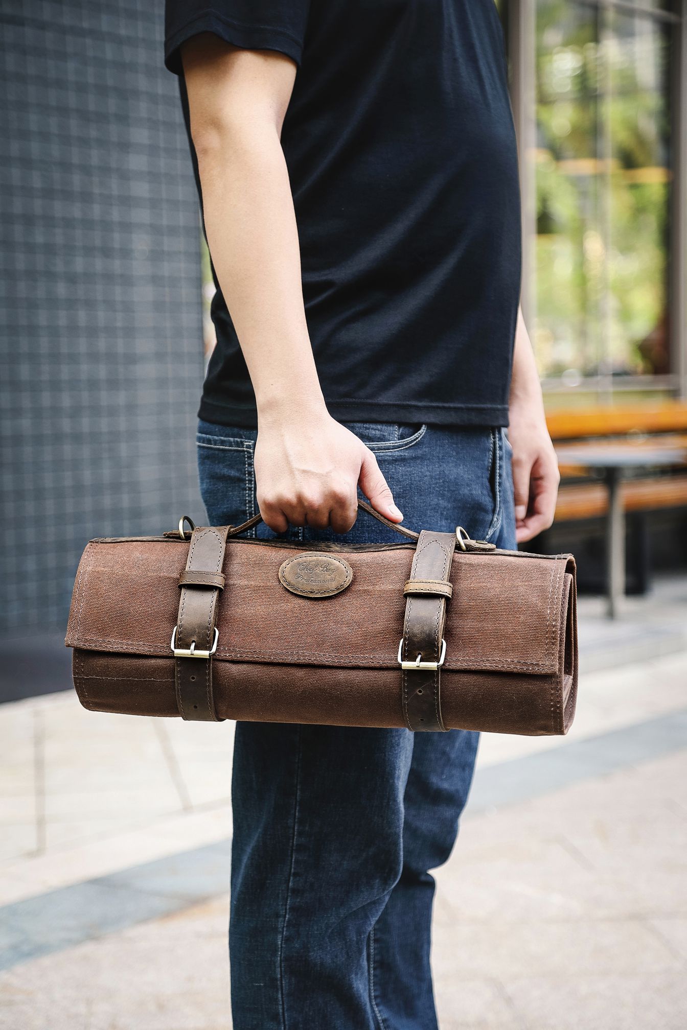 Braune XinZuo-Messertasche in der Hand