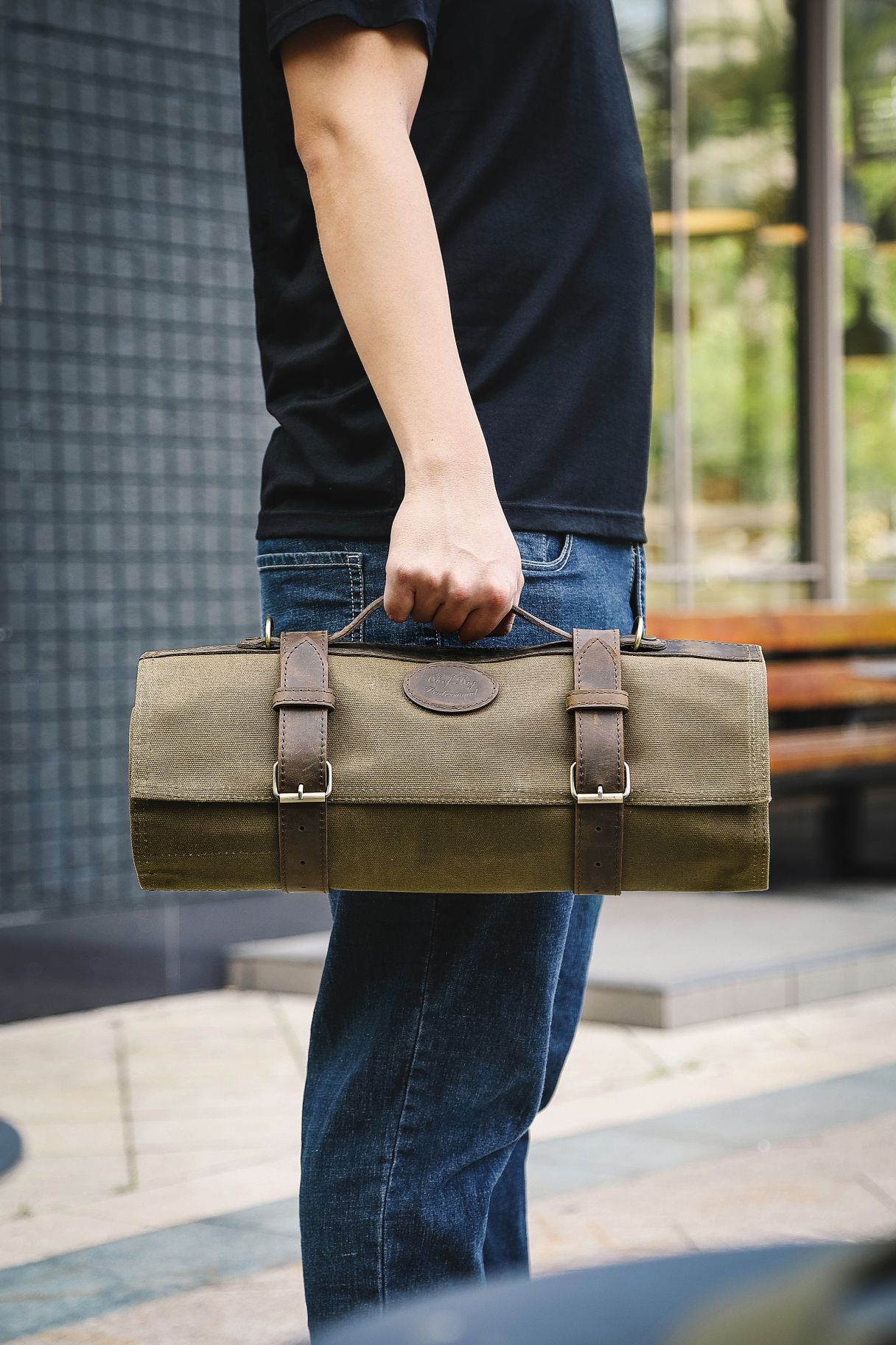 Grüne XinZuo-Messertasche in der Hand