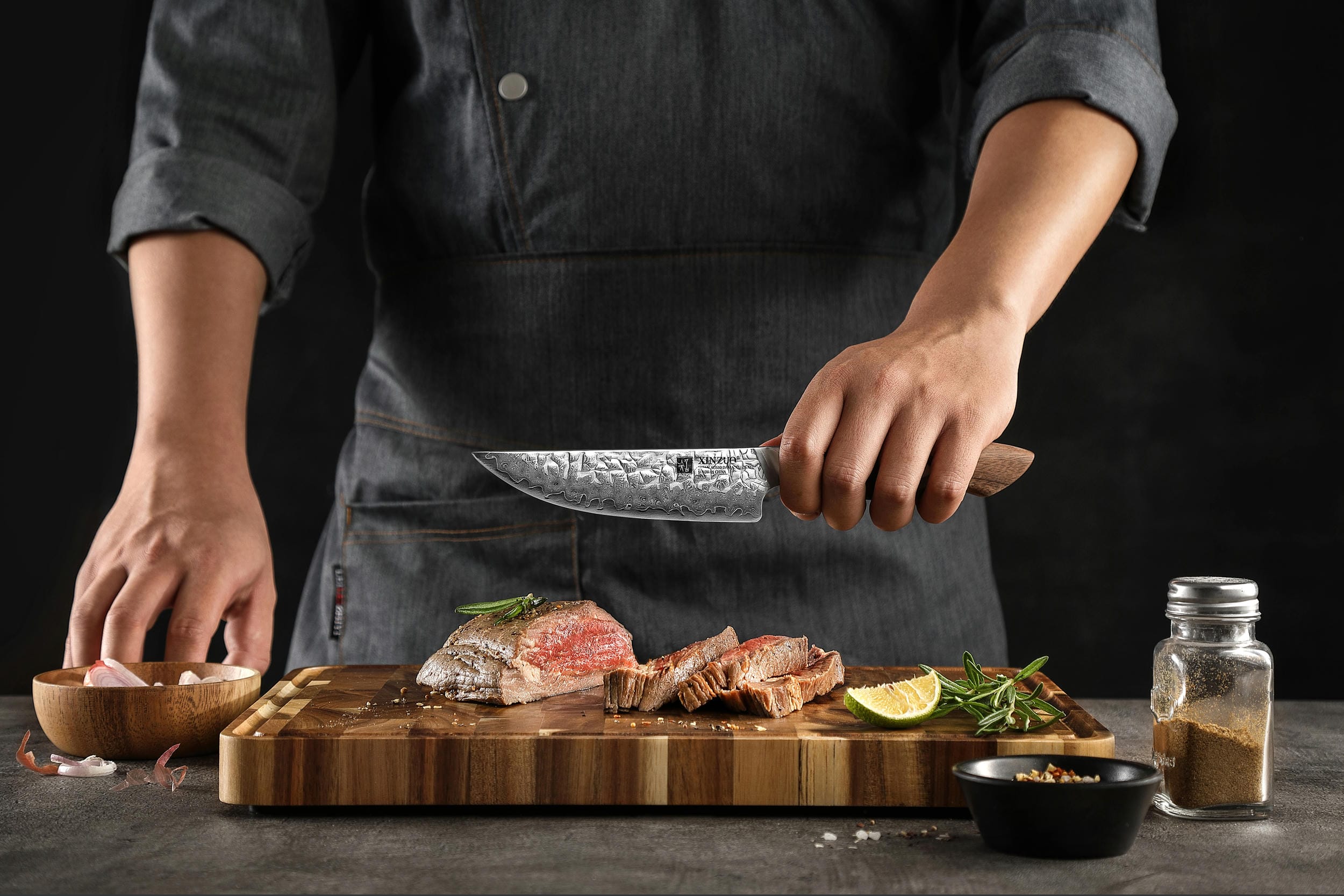 Steakmesser XinZuo Jiang B46W in der Hand